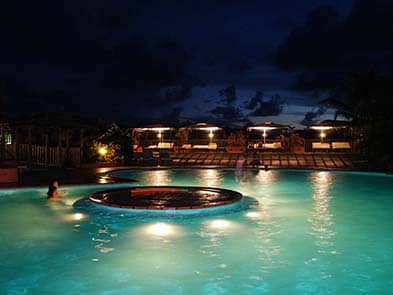 La piscine de l'hôtel la nuit